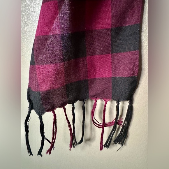 GUC Unisex Men Women’s Plaid Accent Scarf - Black & Red Plaid Fashion Accessory - Picture 5 of 5